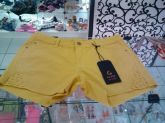 short Jeans amarelo com tachinhas