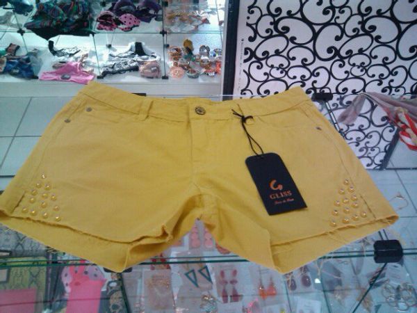 short Jeans amarelo com tachinhas